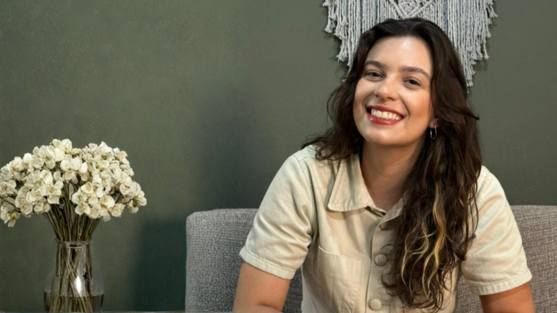 Maria Eduarda Ferreira, psicóloga, em ambiente acolhedor